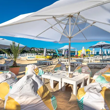 Апартхотел с чадъри и шезлонги на плажа - свети никола каваците *