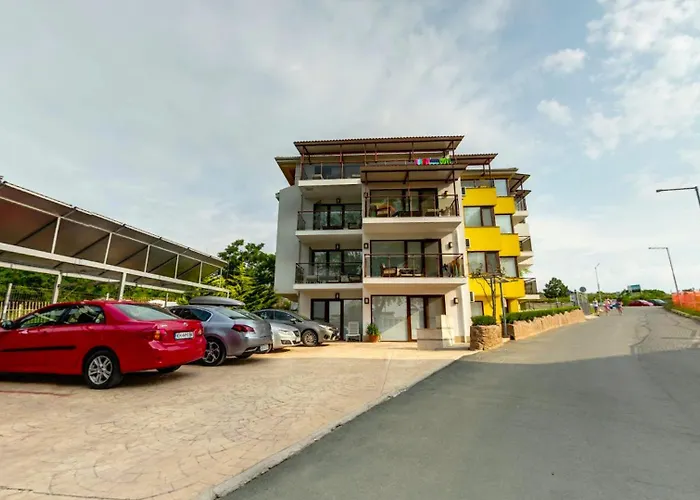 Апартхотел с чадъри и шезлонги на плажа - свети никола каваците *