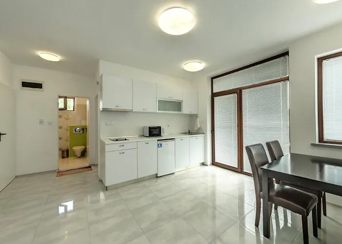 Апартхотел с чадъри и шезлонги на плажа - свети никола каваците *