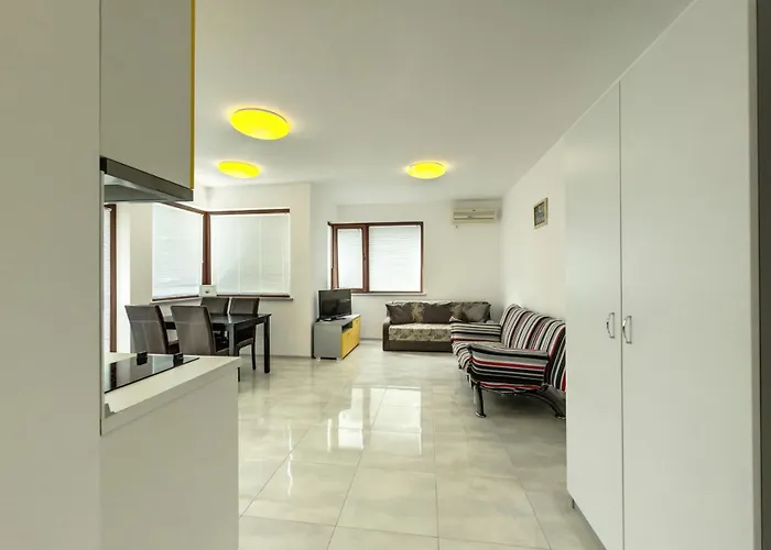 Апартхотел с чадъри и шезлонги на плажа - свети никола каваците