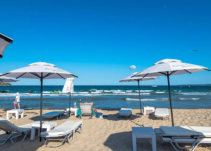 с чадъри и шезлонги на плажа - свети никола каваците *