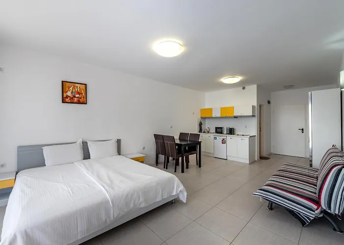 с чадъри и шезлонги на плажа - свети никола каваците * Созопол