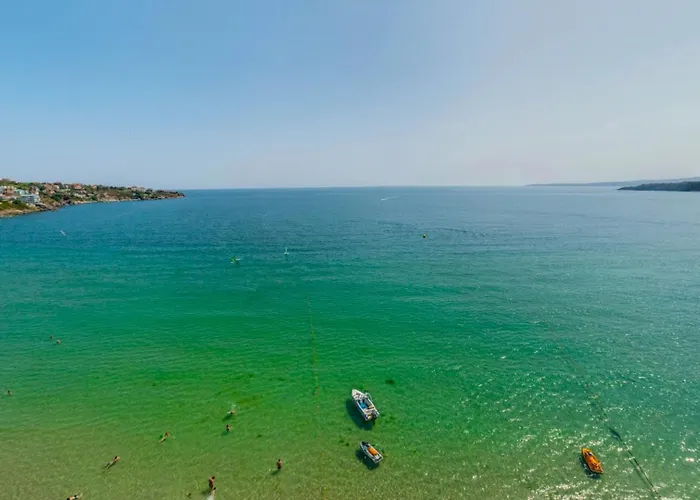 с чадъри и шезлонги на плажа - свети никола каваците Апартхотел Созопол