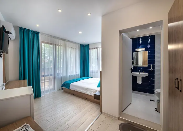 Апартхотел с чадъри и шезлонги на плажа - свети никола каваците Созопол