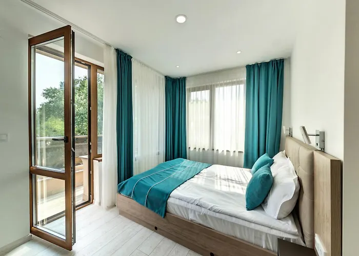 с чадъри и шезлонги на плажа - свети никола каваците * Созопол