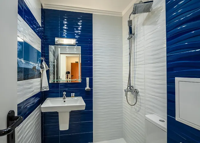 с чадъри и шезлонги на плажа - свети никола каваците Созопол