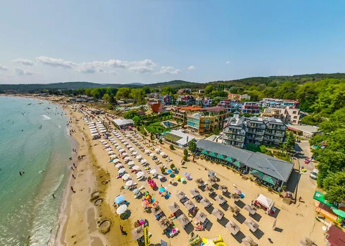 Апартхотел с чадъри и шезлонги на плажа - свети никола каваците *