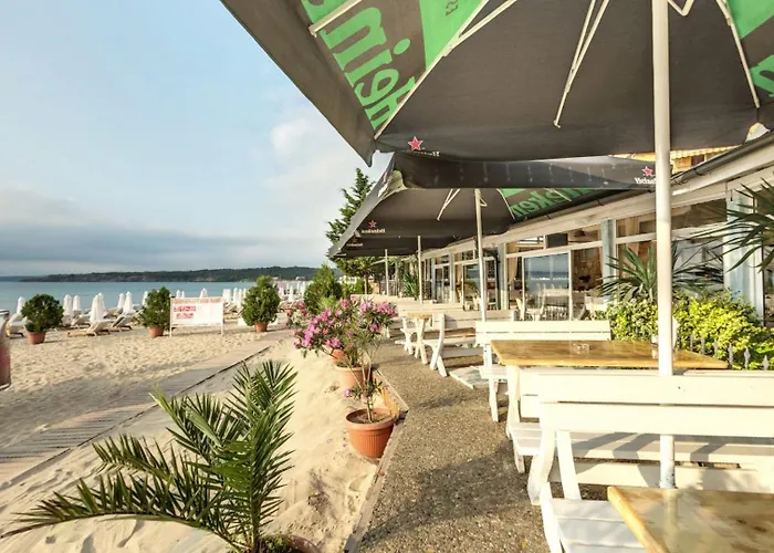 с чадъри и шезлонги на плажа - свети никола каваците Созопол