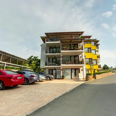 Hotel apartamentowy с чадъри и шезлонги на плажа - свети никола каваците *