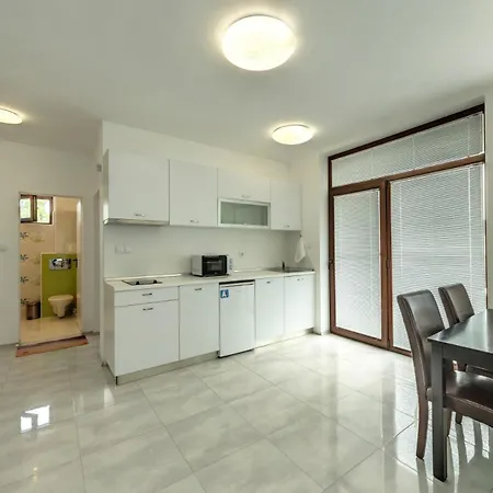 Hotel apartamentowy с чадъри и шезлонги на плажа - свети никола каваците *