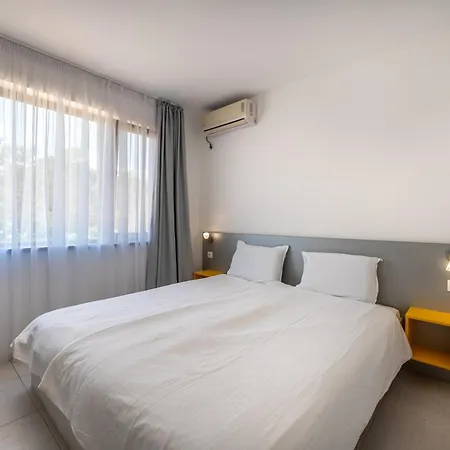 с чадъри и шезлонги на плажа - свети никола каваците