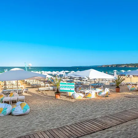 с чадъри и шезлонги на плажа - свети никола каваците Hotel apartamentowy *