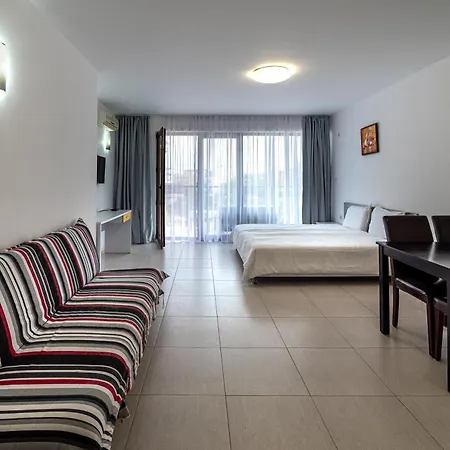 с чадъри и шезлонги на плажа - свети никола каваците Sozopol