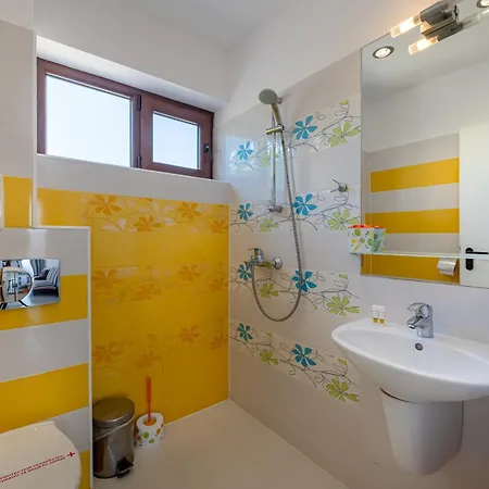 с чадъри и шезлонги на плажа - свети никола каваците