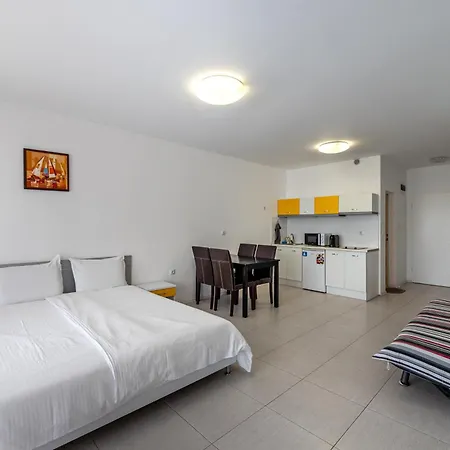 с чадъри и шезлонги на плажа - свети никола каваците * Sozopol