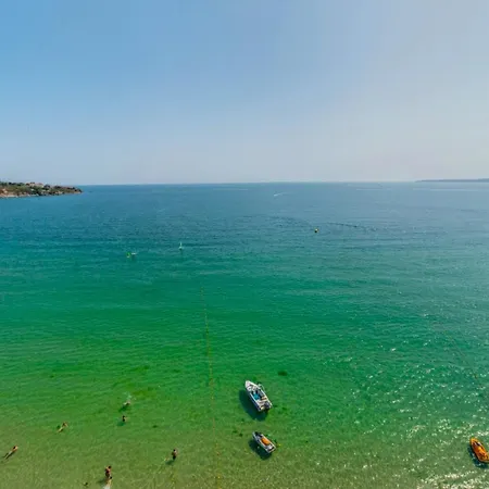 с чадъри и шезлонги на плажа - свети никола каваците Hotel apartamentowy Sozopol