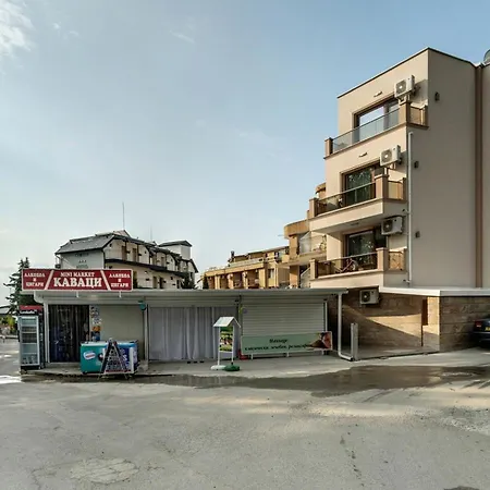 Hotel apartamentowy с чадъри и шезлонги на плажа - свети никола каваците