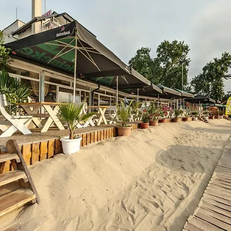 Aparthotel с чадъри и шезлонги на плажа - свети никола каваците *