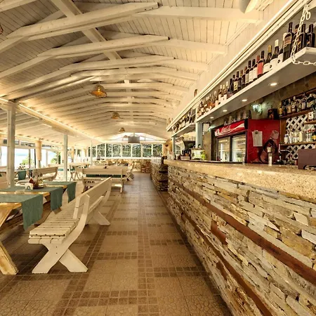 Aparthotel с чадъри и шезлонги на плажа - свети никола каваците