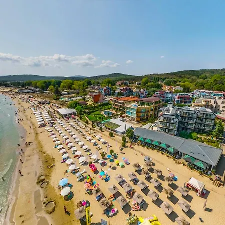 Hotel apartamentowy с чадъри и шезлонги на плажа - свети никола каваците *