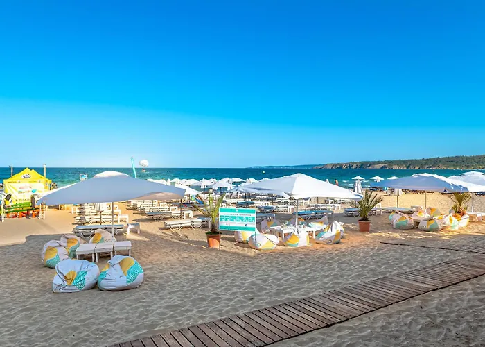 с чадъри и шезлонги на плажа - свети никола каваците Hotel de apartamente *