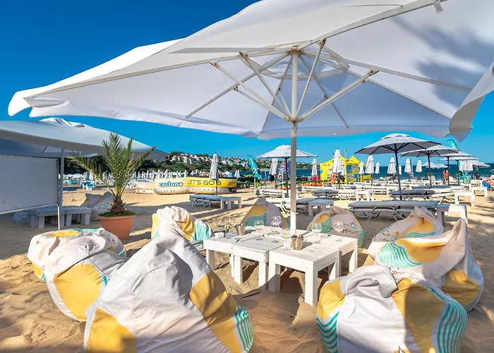 Hotel de apartamente с чадъри и шезлонги на плажа - свети никола каваците *