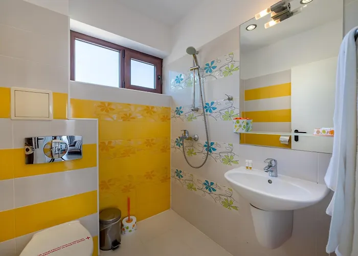 с чадъри и шезлонги на плажа - свети никола каваците