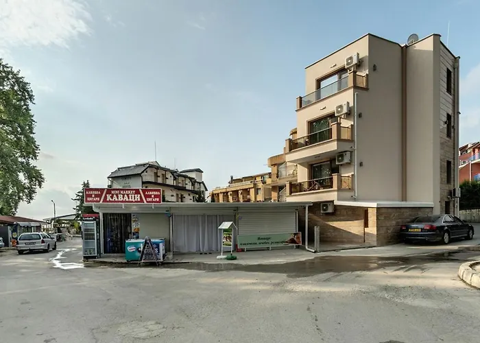 Hotel de apartamente с чадъри и шезлонги на плажа - свети никола каваците