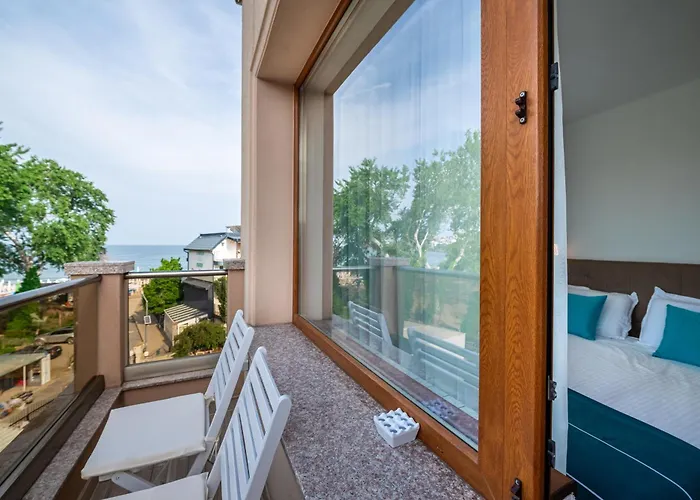 с чадъри и шезлонги на плажа - свети никола каваците Hotel de apartamente Sozopol