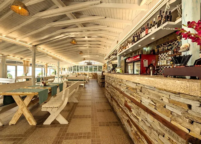 Hotel de apartamente с чадъри и шезлонги на плажа - свети никола каваците